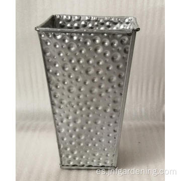 Cubo de flores de metal tallado en plata